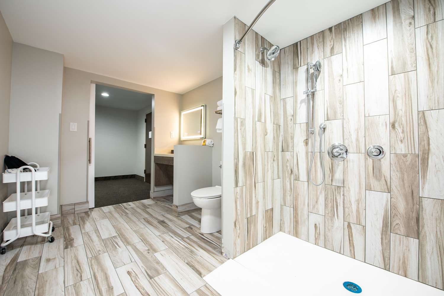 Room amenities and seating